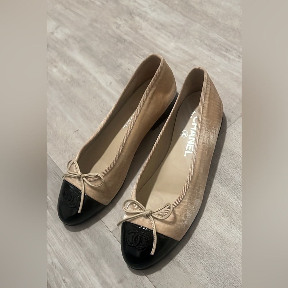 Chanel ballet flats in cream textured silk velvet, with black leather
